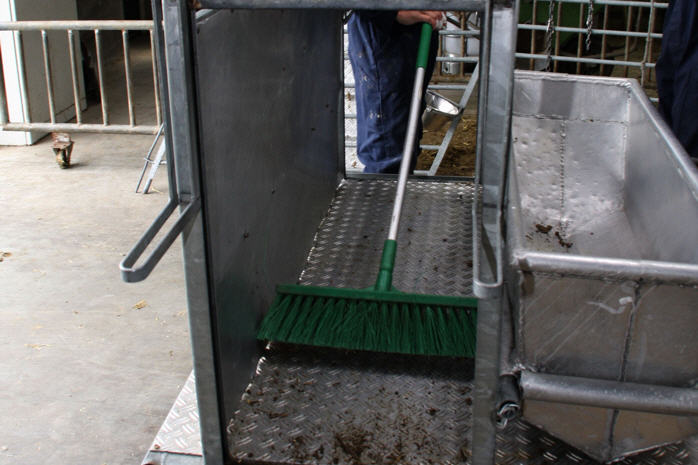 Als alle geiten geknipt zijn wordt de klauwbehandelwagen schoongeveegd.