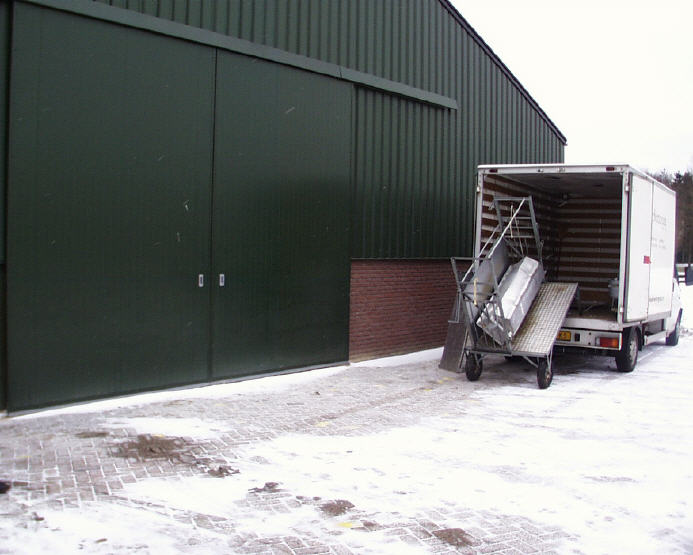 De klauwbehandelwagen wordt weer afgebroken.