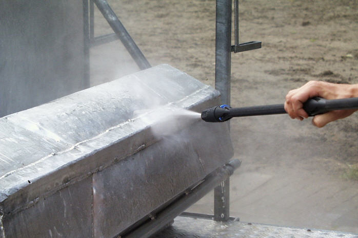 Thuis bij ons. - Wordt al het gebruikte materiaal afgespoten en ontsmet.